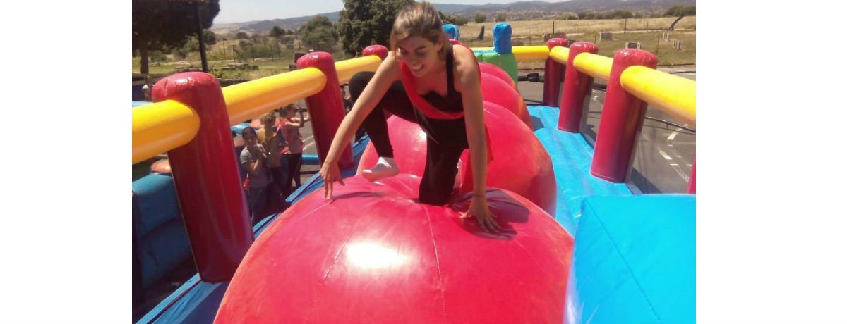 Chica pasando bolas de parque aventura en Toledo